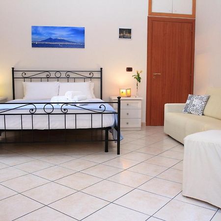 B&B Mitilini Central Station Napoli Bagian luar foto