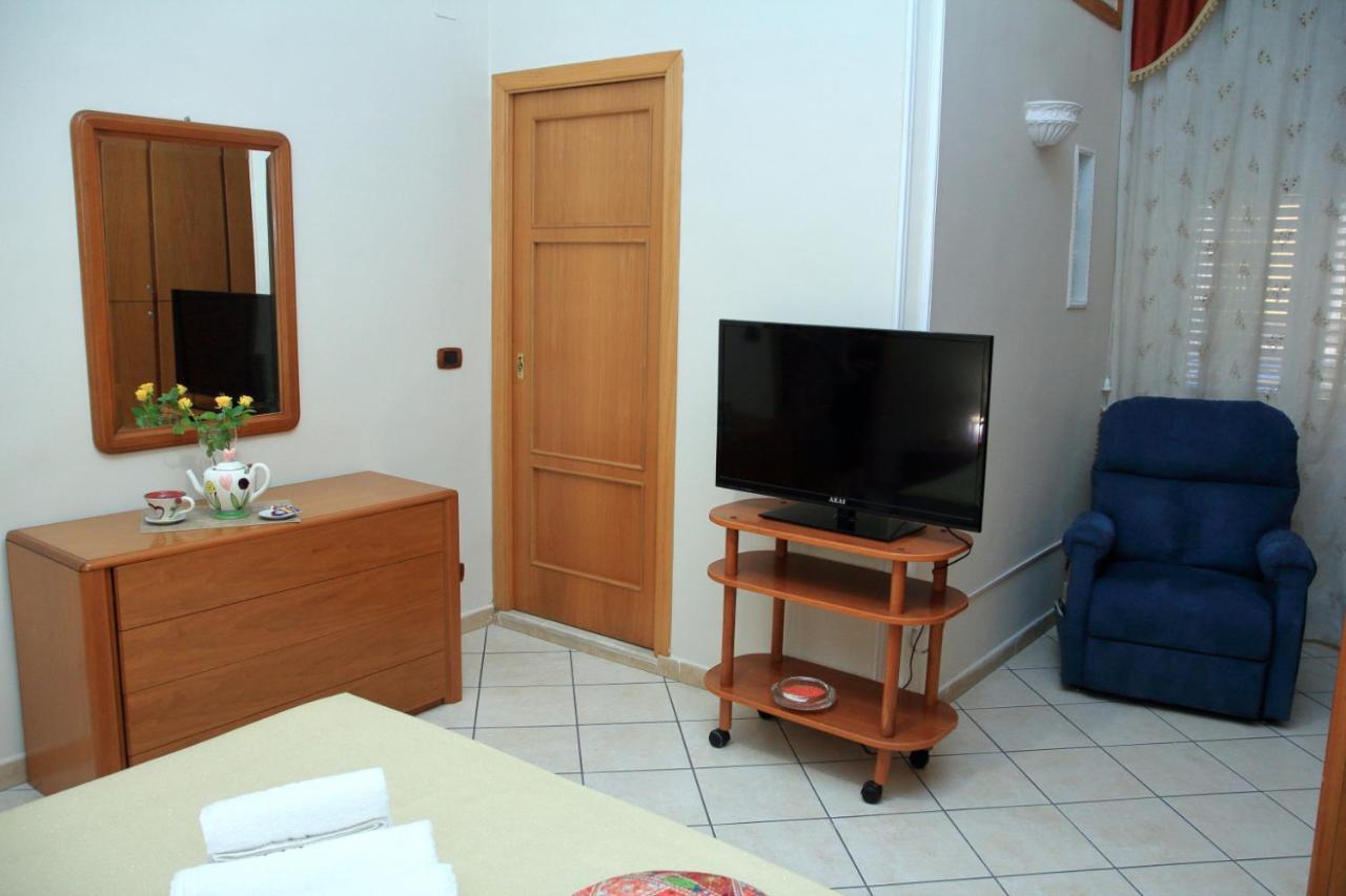 B&B Mitilini Central Station Napoli Bagian luar foto