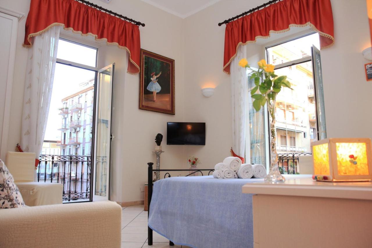 B&B Mitilini Central Station Napoli Bagian luar foto