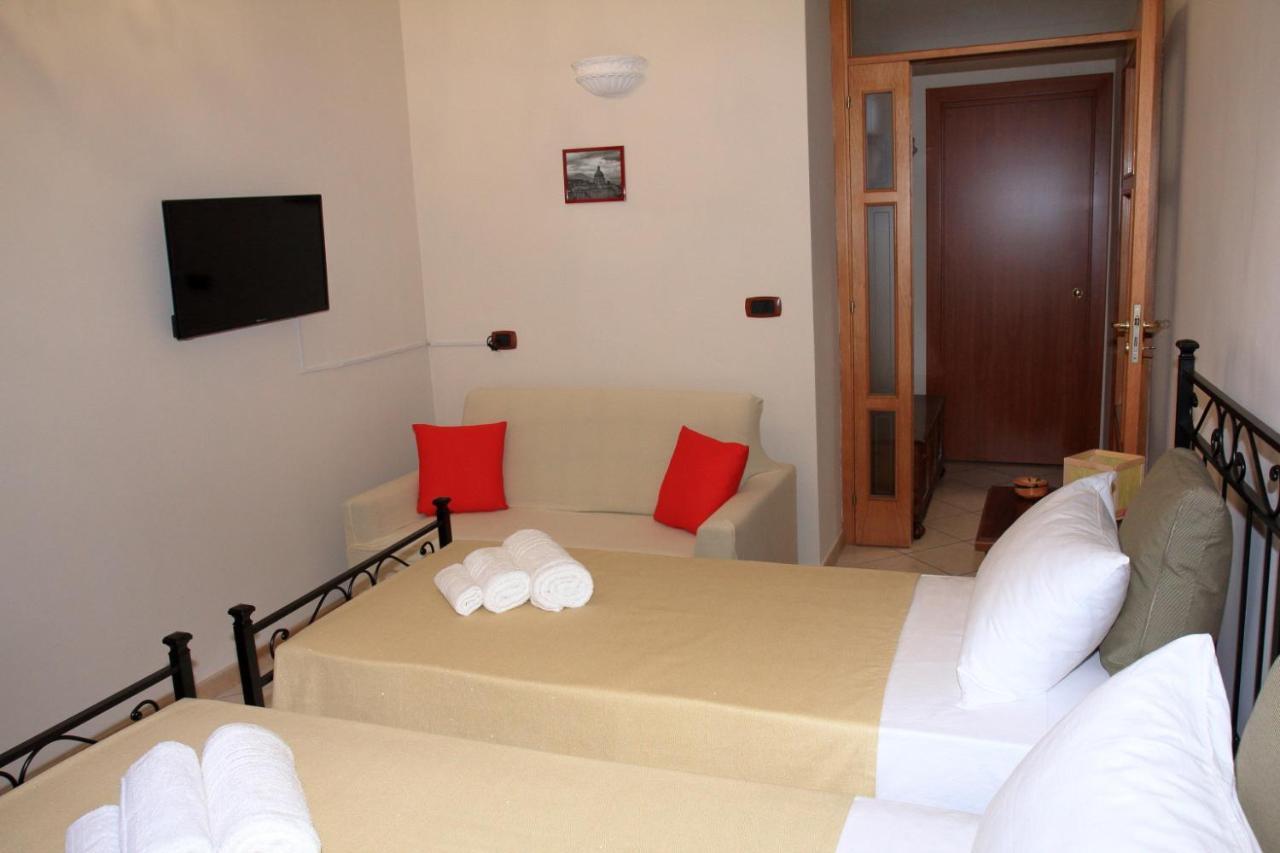 B&B Mitilini Central Station Napoli Bagian luar foto