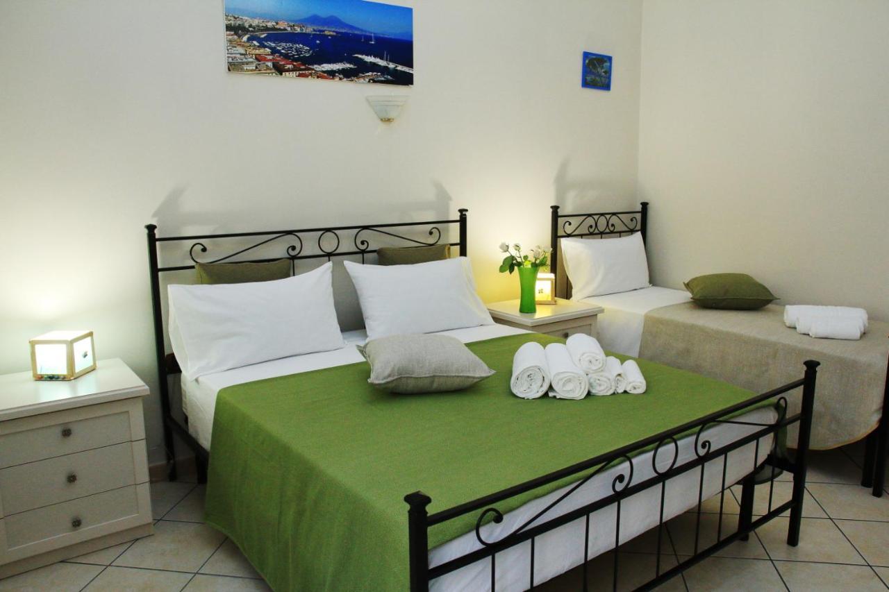 B&B Mitilini Central Station Napoli Bagian luar foto