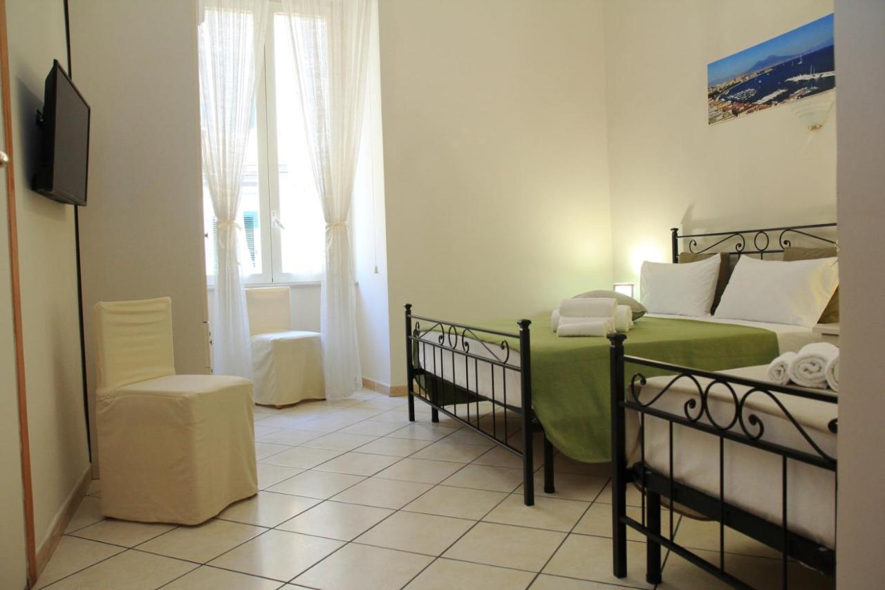 B&B Mitilini Central Station Napoli Bagian luar foto