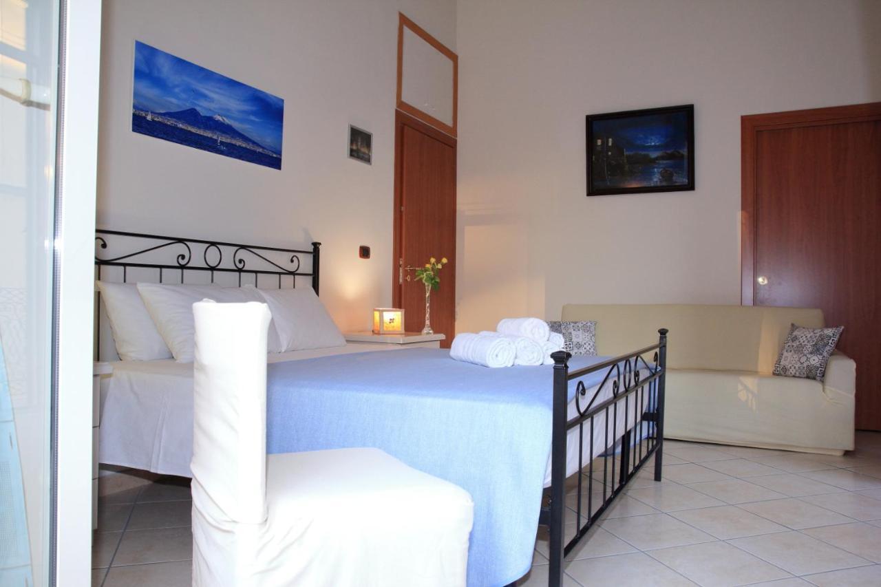 B&B Mitilini Central Station Napoli Bagian luar foto