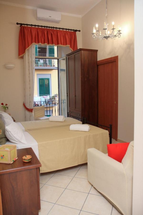 B&B Mitilini Central Station Napoli Bagian luar foto